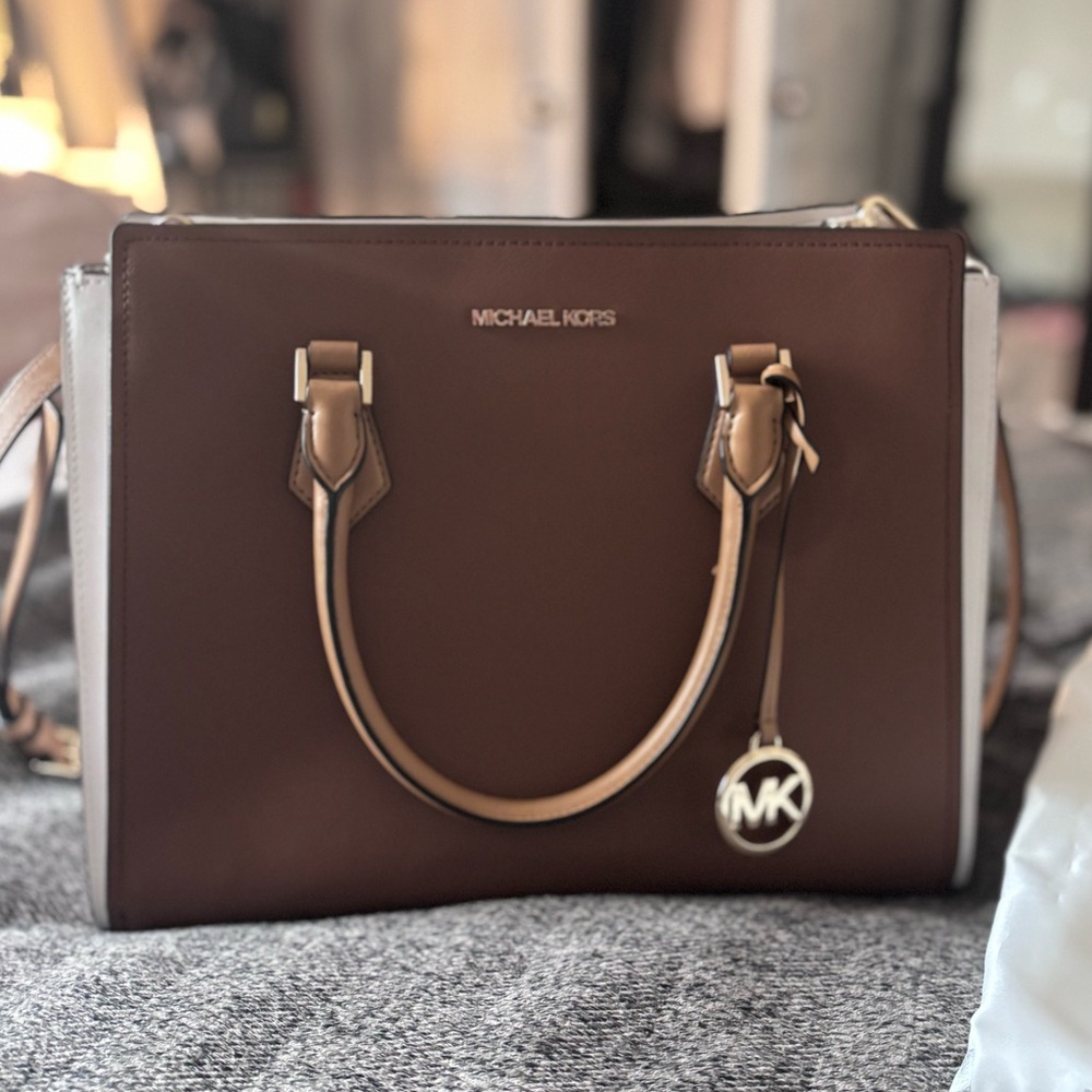 MICHAEL KORS purse tan white medium crossbody satchel like new with dust bag